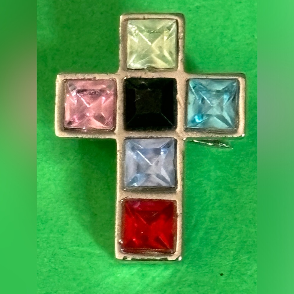 Gemstone cross pendant or brooch